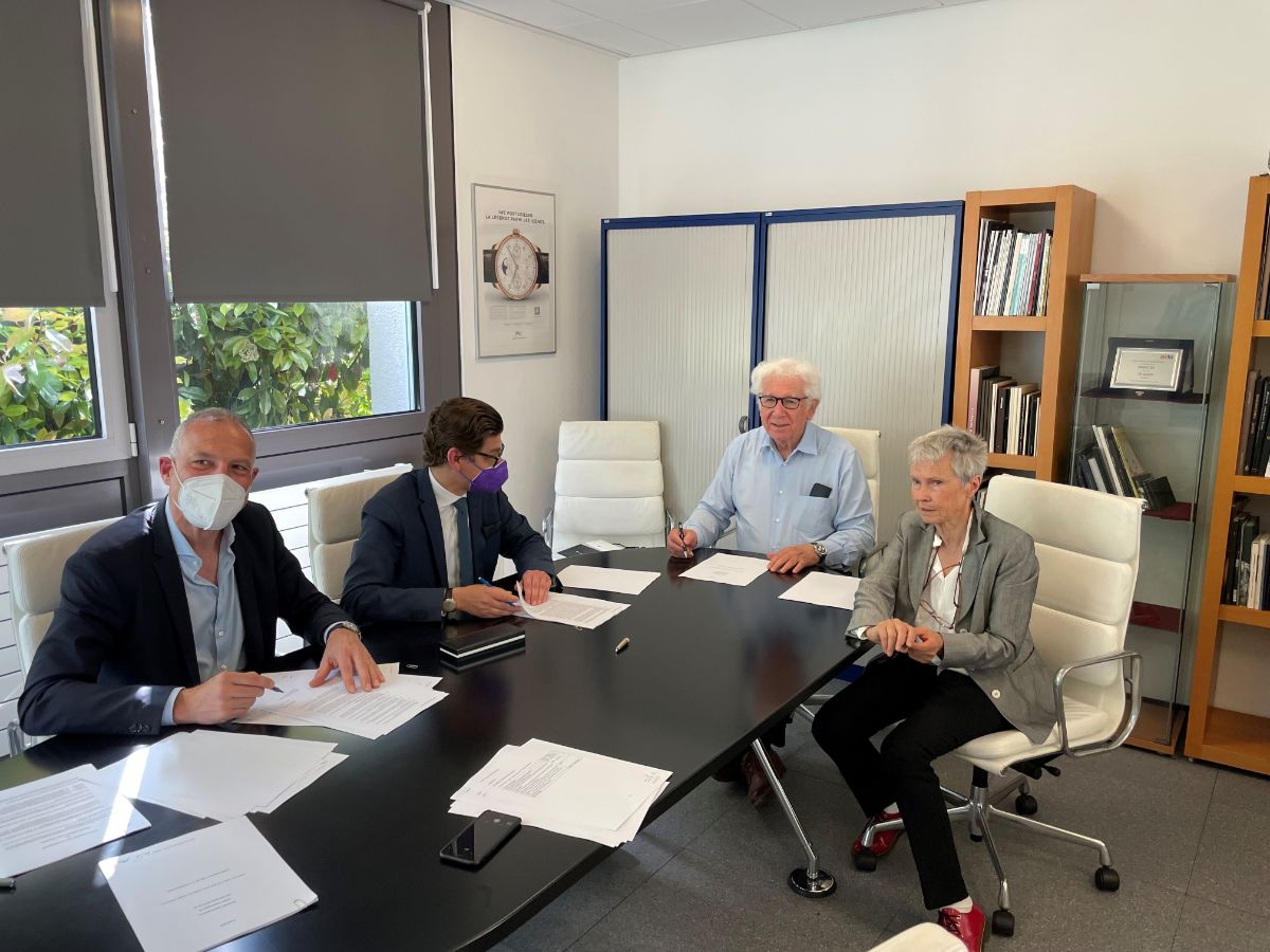 Werner Mangold (Head of Legal & Compliance Argor), Robin Kolvenbach (Co-CEO Argor), Angelo Quattropani (Eigentümer Erbas) und Jacqueline Quattropani (Eigentümerin Erbas) unterzeichnen die Vereinbarung (von links nach rechts)