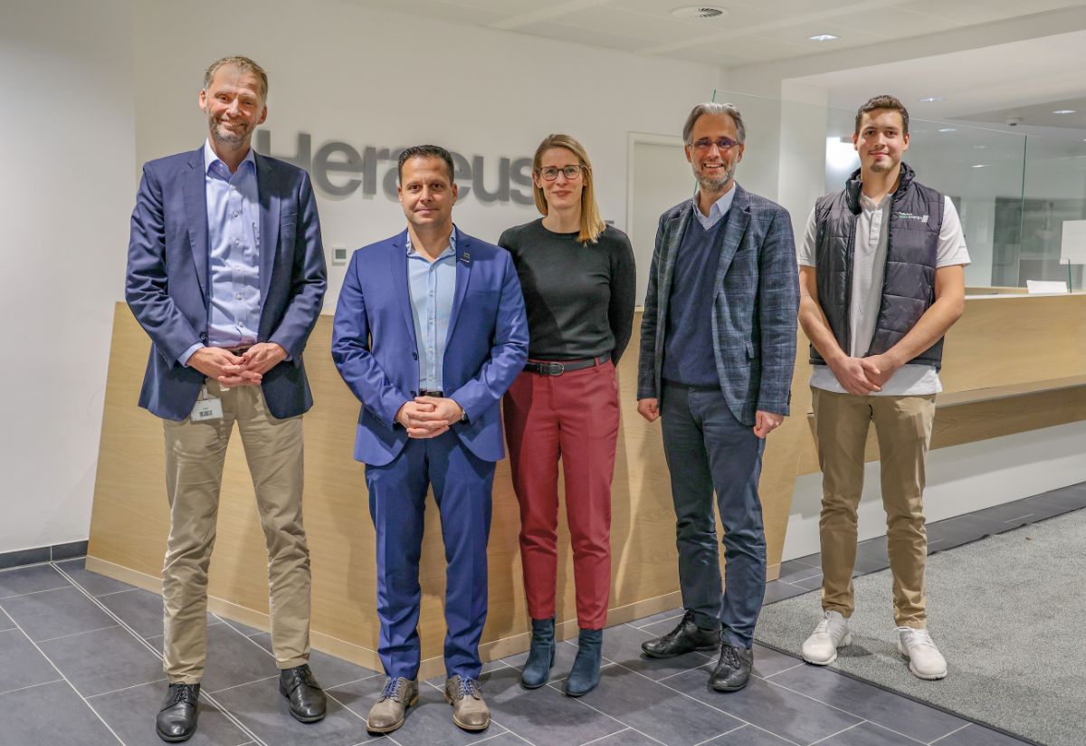 Von links nach rechts: André Christl (CEO Heraeus Precious Metals), Torsten Eurich (Geschäftsführer Next Energy), Svea Scherleithner (Global Head of Sustainability Heraeus Precious Metals), Felix Pfitzer (Heraeus Site Operations), Fabrice Pfeifer (Mitarbeiter Next Energy)