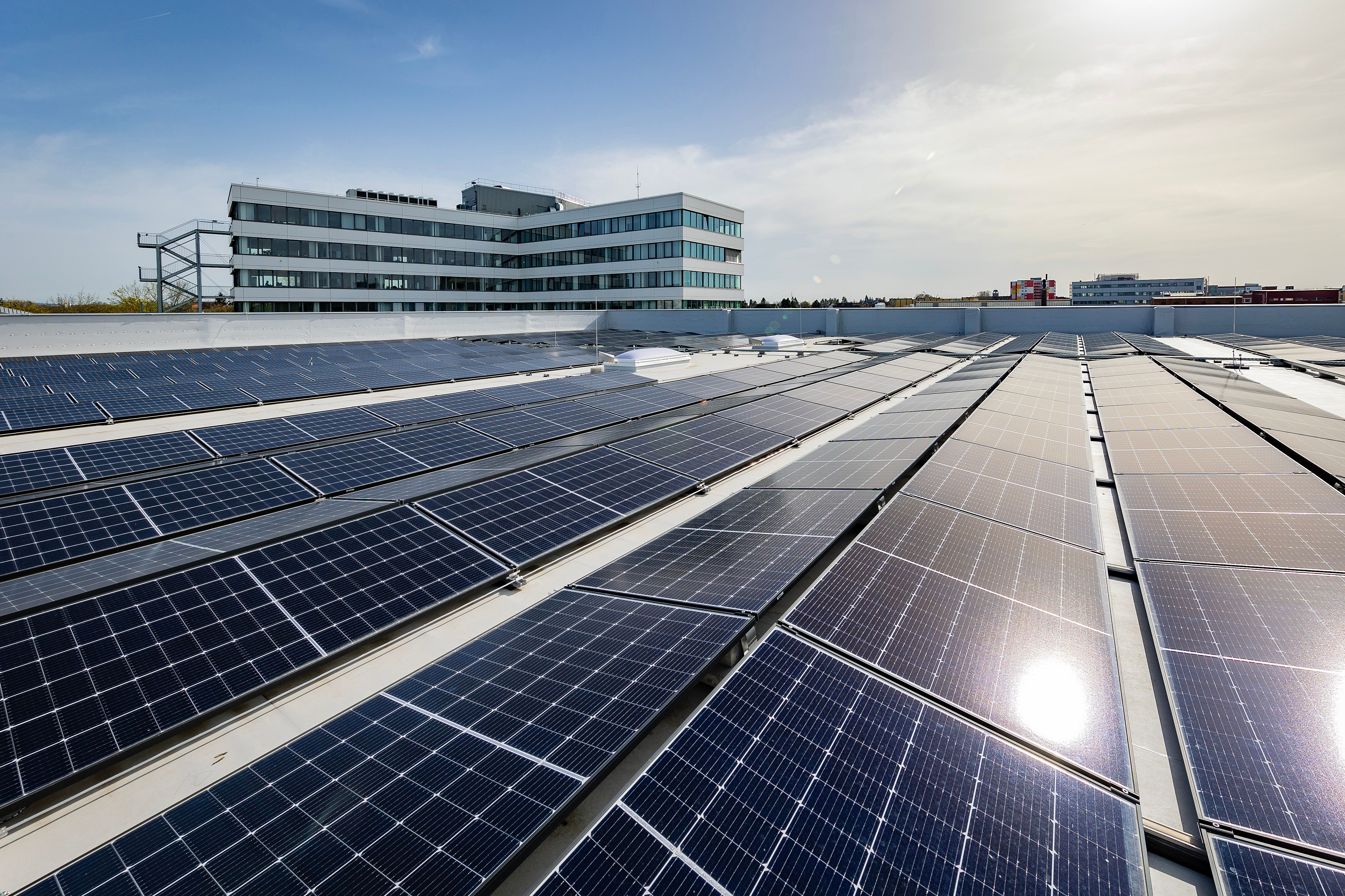 Solarzellen auf dem Dach der Heraeus Firmengebäude