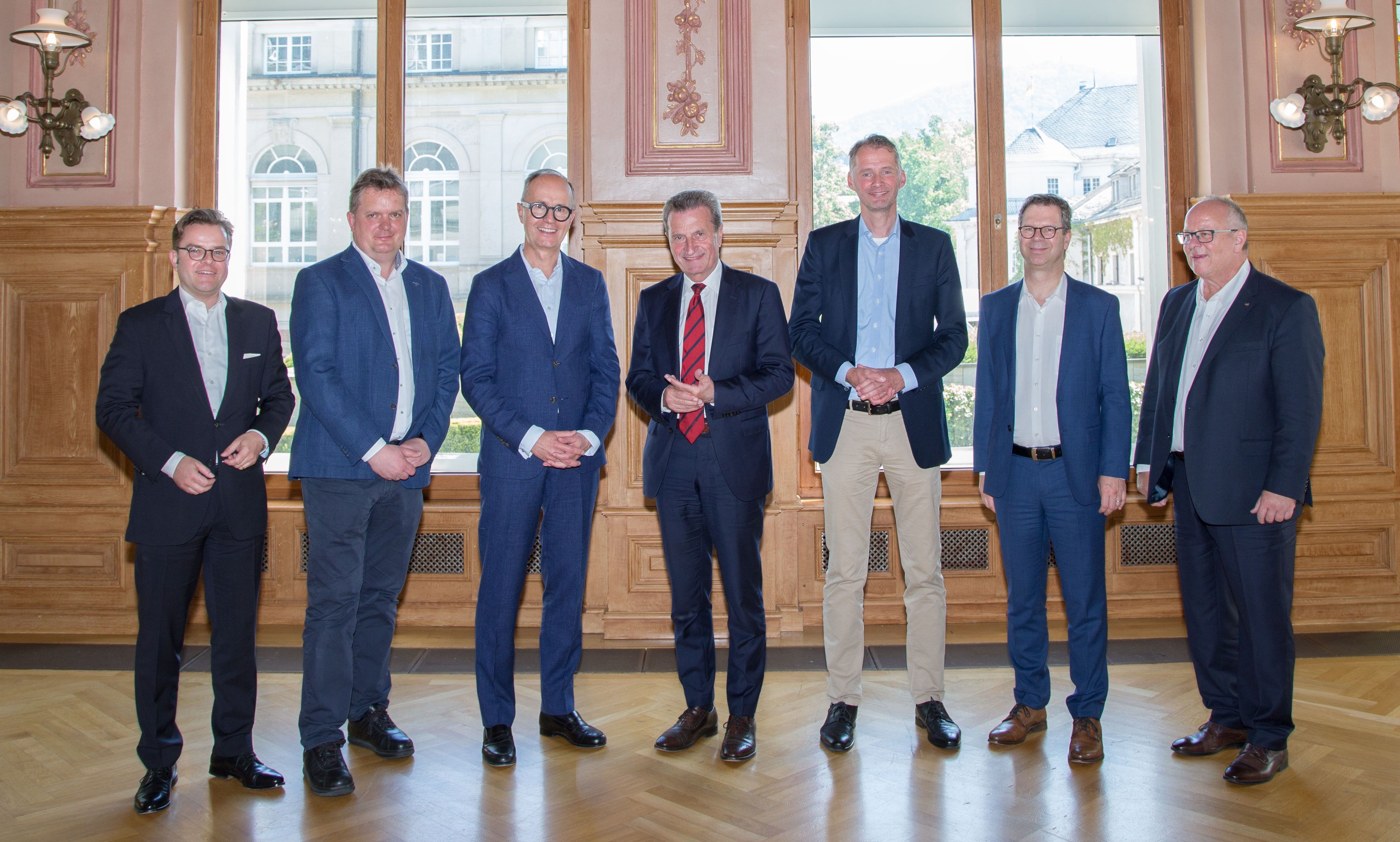 York A. Tetzlaff, Dr. Hans-Christian Winkelmann, Dr. Philipp Reisert, Günther H. Oettinger, André Christl, Dr. Bernhard Fuchs und Thomas Frey (von links nach rechts) bei der diesjährigen Mitgliederversammlung der Fachvereinigung Edelmetalle. (Quelle: Fachvereinigung Edelmetalle)