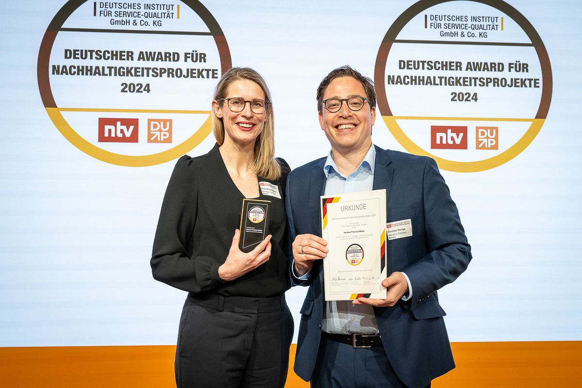 Svea Scherleithner und Stephan Osinga nahmen die Auszeichnung entgegen