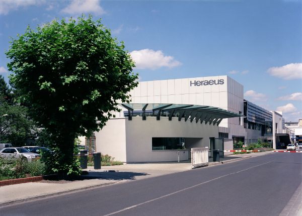 Eingang Hauptsitz Heraeusstr.