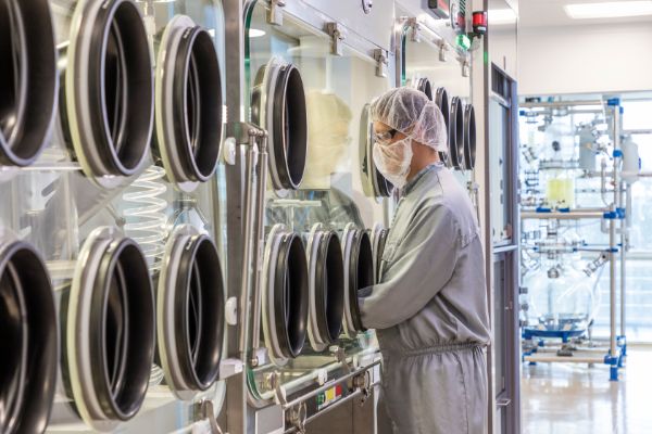 Produktion hochwirksamer pharmazeutischer Wirkstoffe bei Heraeus Precious Metals in Hanau