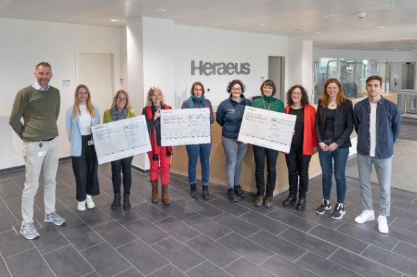 Von links nach rechts: André Christl (CEO Heraeus Precious Metals), Christin Sauer (Heraeus Precious Metals), Annette Geier-Neugebauer (Hanauer Tafel), Gabriele Schaar-von Römer und Marion Beil (Umweltzentrum Hanau), Anina Holzberg, Cettina Colantoni, und Katja Sommer (Menschen in Hanau e.V.), Maria Busch und David Wohnsland (Heraeus Precious Metals)
