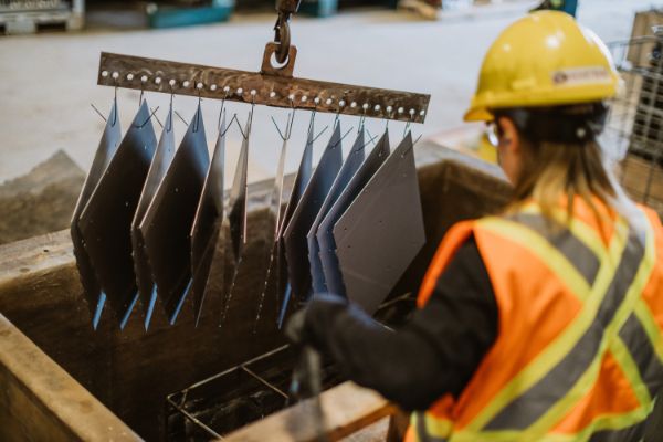 Angestellte bedient recycling Maschine
