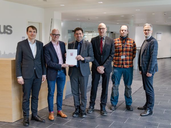 von links nach rechts: Dr. Stefan Staubach und Dr. Steffen Metzger (CEOs Heraeus Precious Metals), Regierungspräsident Prof. Dr. Jan Hilligardt mit Vertretern des Regierungspräsidiums Darmstadt/Frankfurt und Felix Pfitzer (Heraeus Site Operations) bei der Übergabe des Genehmigungsbescheids für den neuen Kammerofen