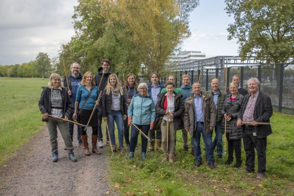 Mitarbeitende von Heraeus Precious Metals sammeln gemeinsam mit Gabriele Schaar-von Römer, Leiterin des Hanauer Umweltzentrums, (ganz links) und Magistratsmitglied Kathrin Dhonau (Mitte) mehr als 30 Kilogramm Abfall in den Hanauer Kinzigauen.